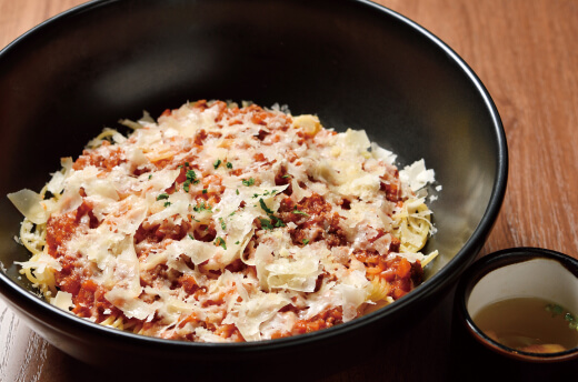 チーズの綿雪が降る ミートソースすぱ